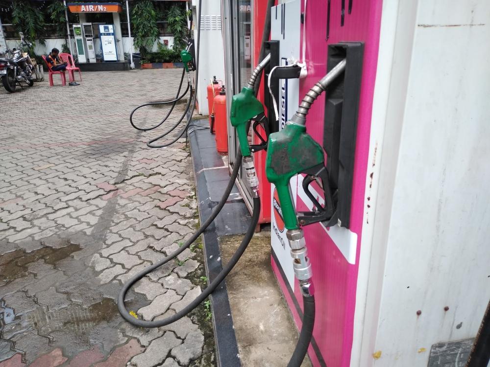 The Weekend Leader - Petrol, diesel prices rise on hold for 2nd consecutive day